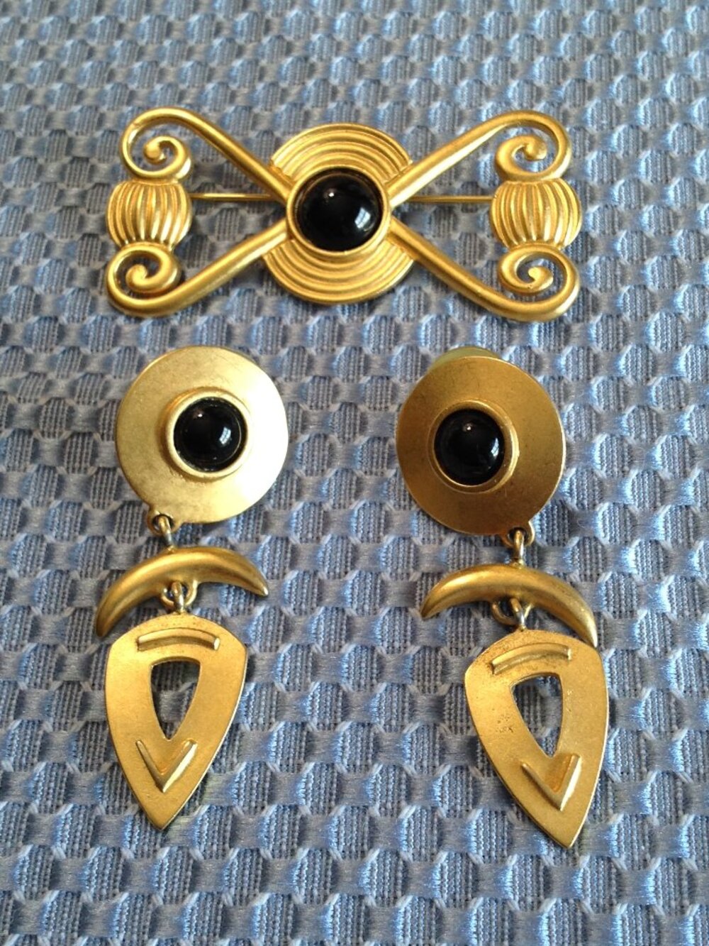 Vintage Amalia Gold Tone Black Stone Brooch Pin & Pierced Dangle Earrings Set